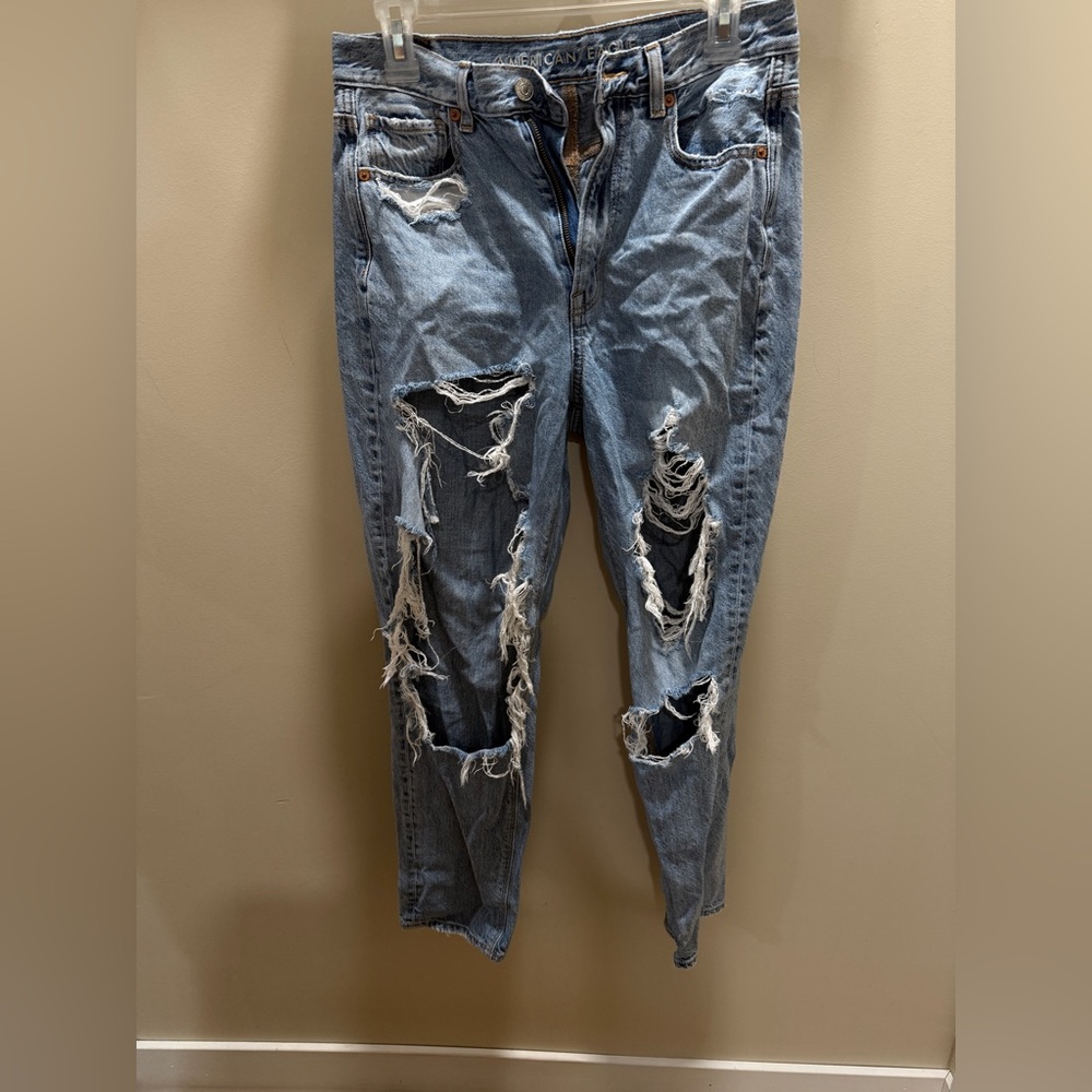 American Eagle Ripped Highest Rise Mom Jean Size 4